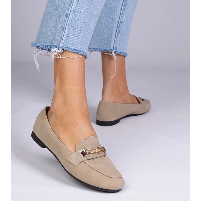 Brązowe mokasyny o matowym wykończeniu ze złotą ozdobą 1