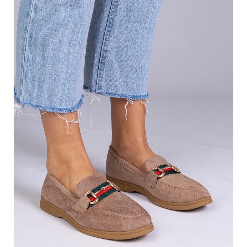 Brązowe mokasyny z ekozamszu ze złotą ozdobą 2