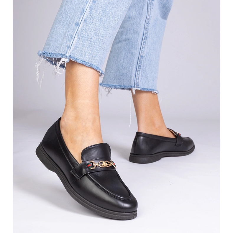 Czarne mokasyny ze złotą ozdobą 1