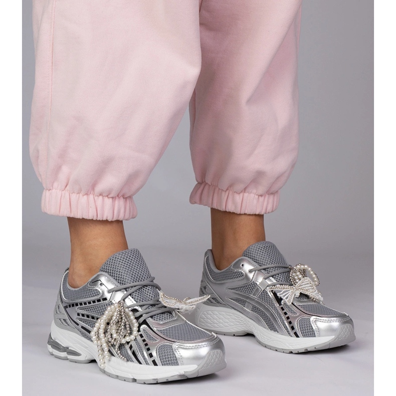 Srebrne sneakersy z odpinanymi ozdobami srebrny 1
