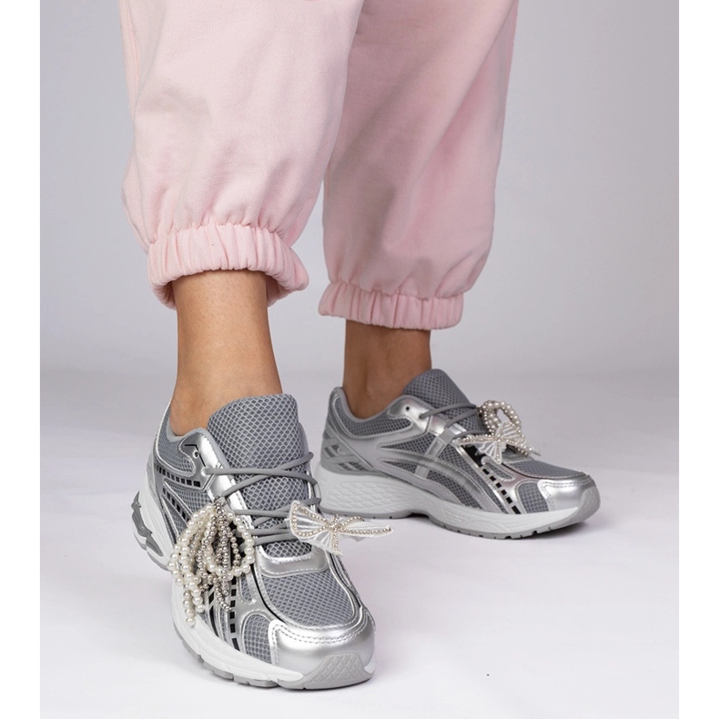Srebrne sneakersy z odpinanymi ozdobami srebrny 2