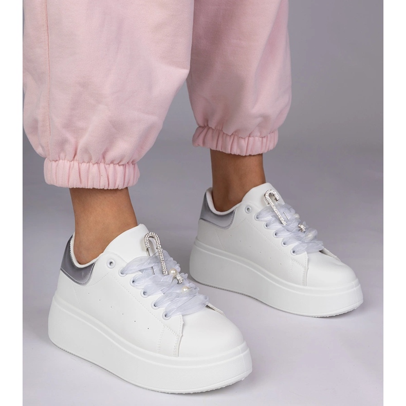 Białe sneakersy ze srebrną wstawką i szpilką z cyrkoniami 1