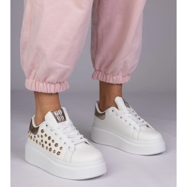 Białe sneakersy ze złotą wstawką i ćwiekami 1