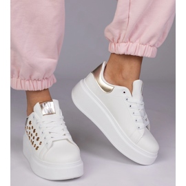Białe sneakersy ze złotą wstawką i ćwiekami 2