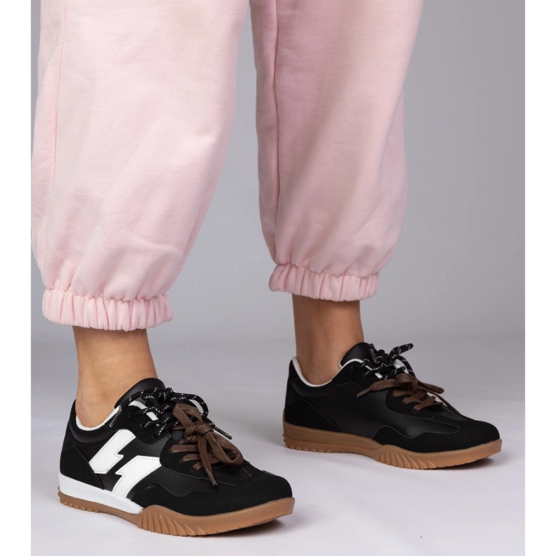Czarne sneakersy trampki z kolorowymi sznurówkami 1