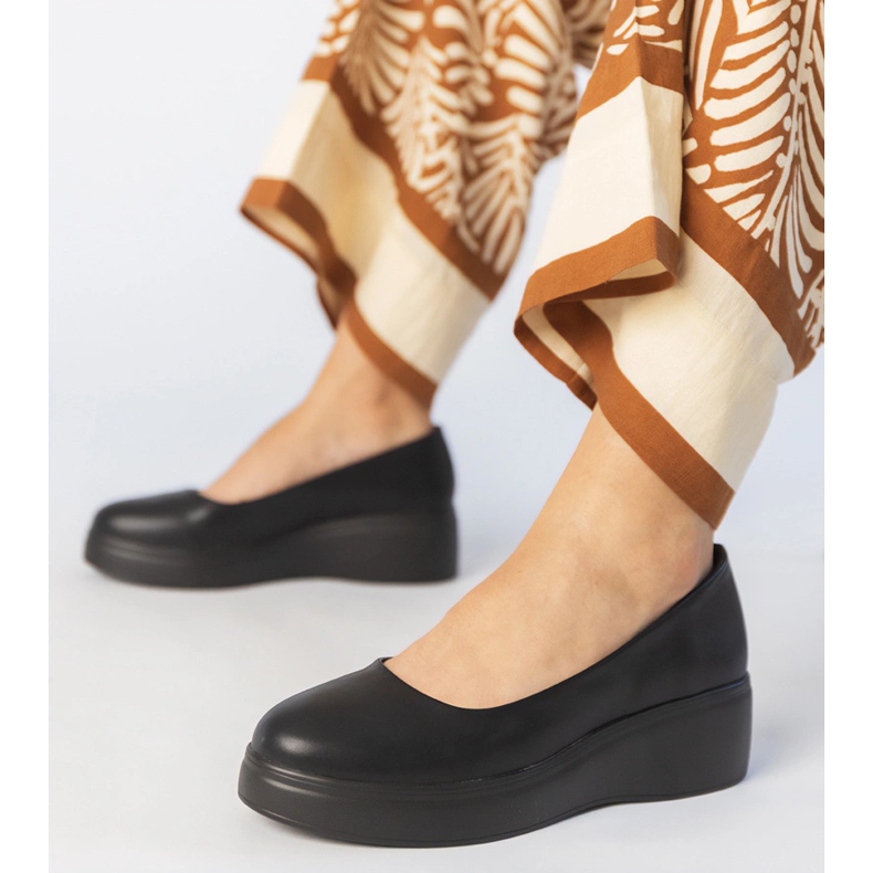 Czarne półbuty na platformie z ekoskóry 1