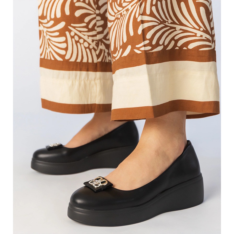 Czarne półbuty na platformie z cyrkoniową ozdobą 1