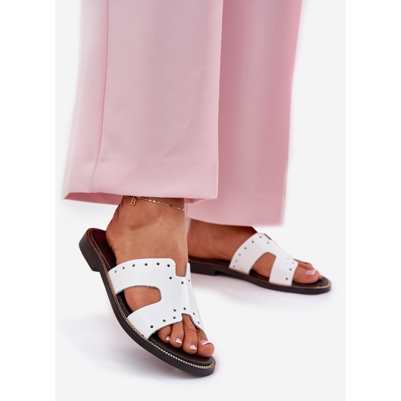 Zazoo 40326 Lakierowane Damskie Klapki Z Ozdobnymi Wycięciami Białe 1