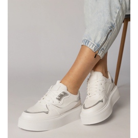 Białe sneakersy z materialową wstawką 1