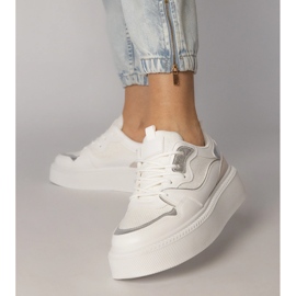 Białe sneakersy z materialową wstawką 4
