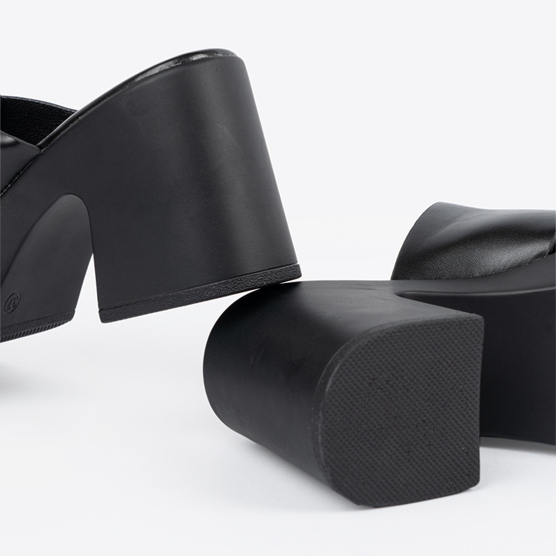 Seastar Czarne klapki na słupku 1