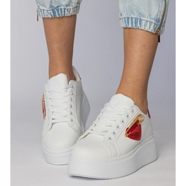 Białe sneakersy z czerwonym serduszkiem 3