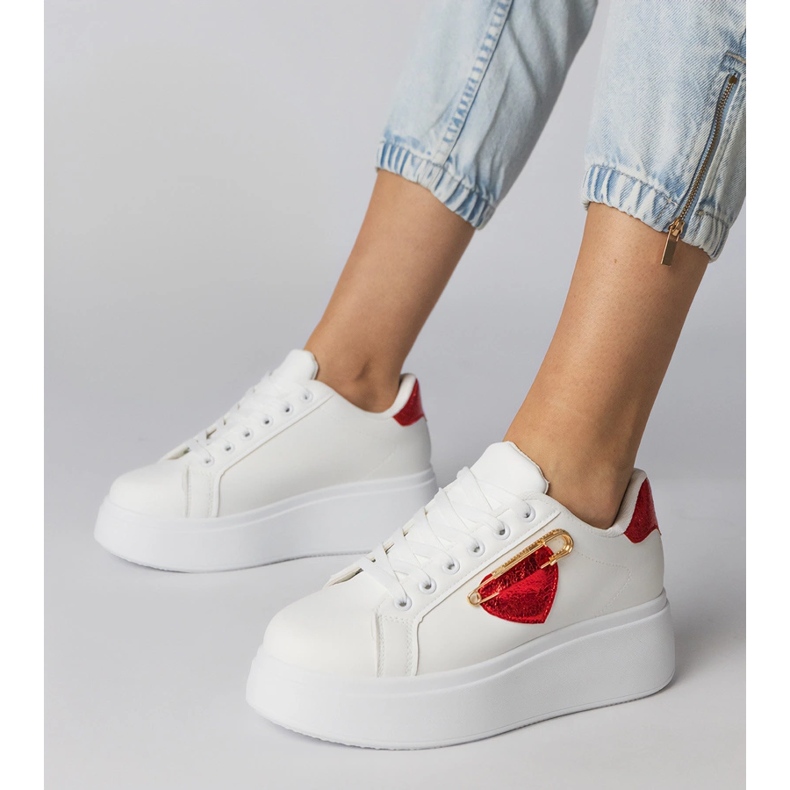 Białe sneakersy z czerwonym serduszkiem 1