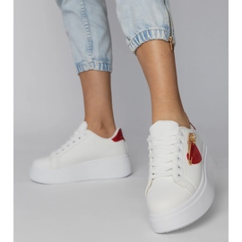 Białe sneakersy z czerwonym serduszkiem 2