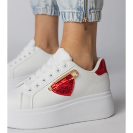 Białe sneakersy z czerwonym serduszkiem 4