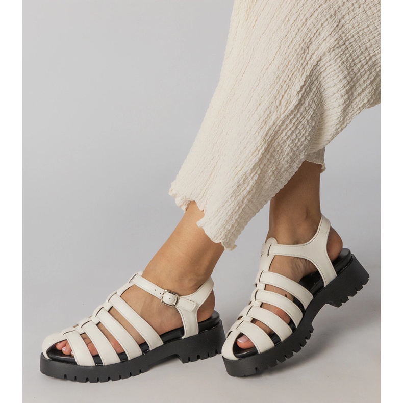 Białe sandały na platformie z zabudowana linią palców 2