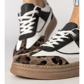 Czarno-białe sneakersy z panterkowym dodatkiem 5