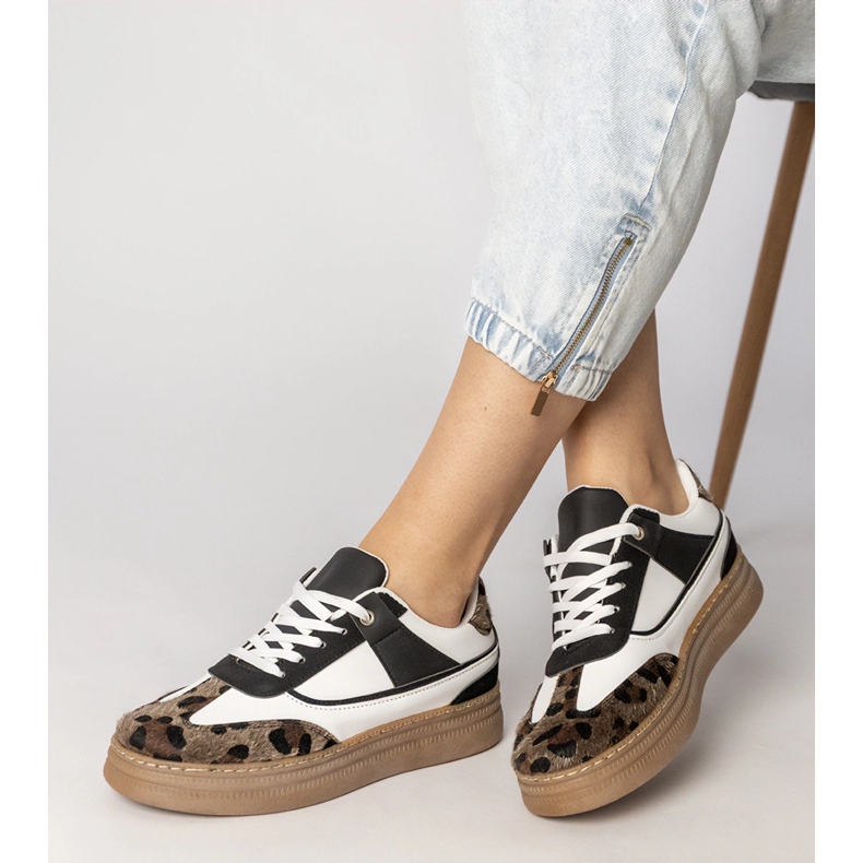 Czarno-białe sneakersy z panterkowym dodatkiem 1