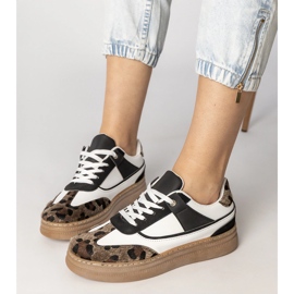 Czarno-białe sneakersy z panterkowym dodatkiem 2
