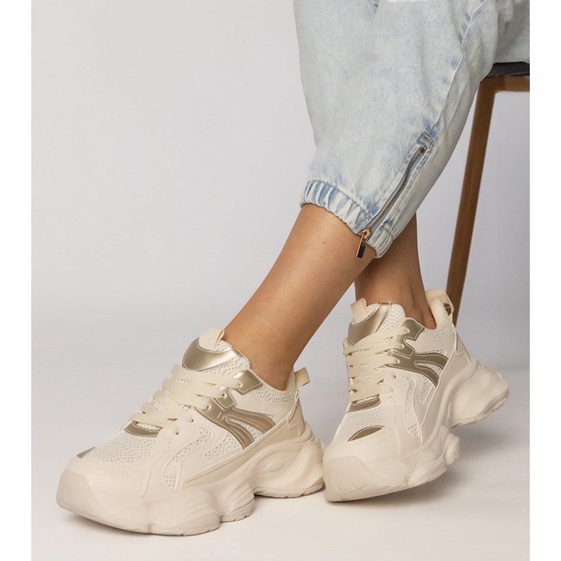 Beżowe sneakersy damskie sportowe ze złotą wstawką beżowy 1