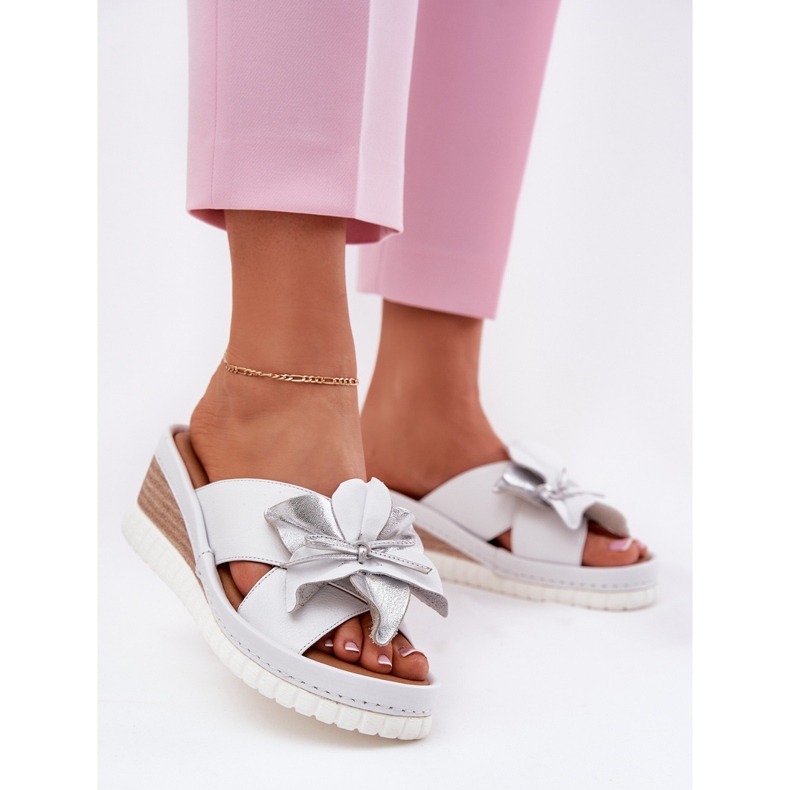 Skórzane Klapki Damskie Na Koturnie Z Ozdobnym Kwiatem Artiker 54C0538 Biało-Srebrne srebrny 2