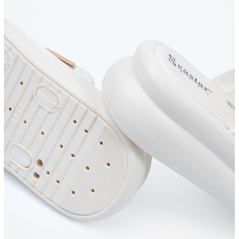 Seastar Klapki ze złotymi klamrami na platformie białe 1