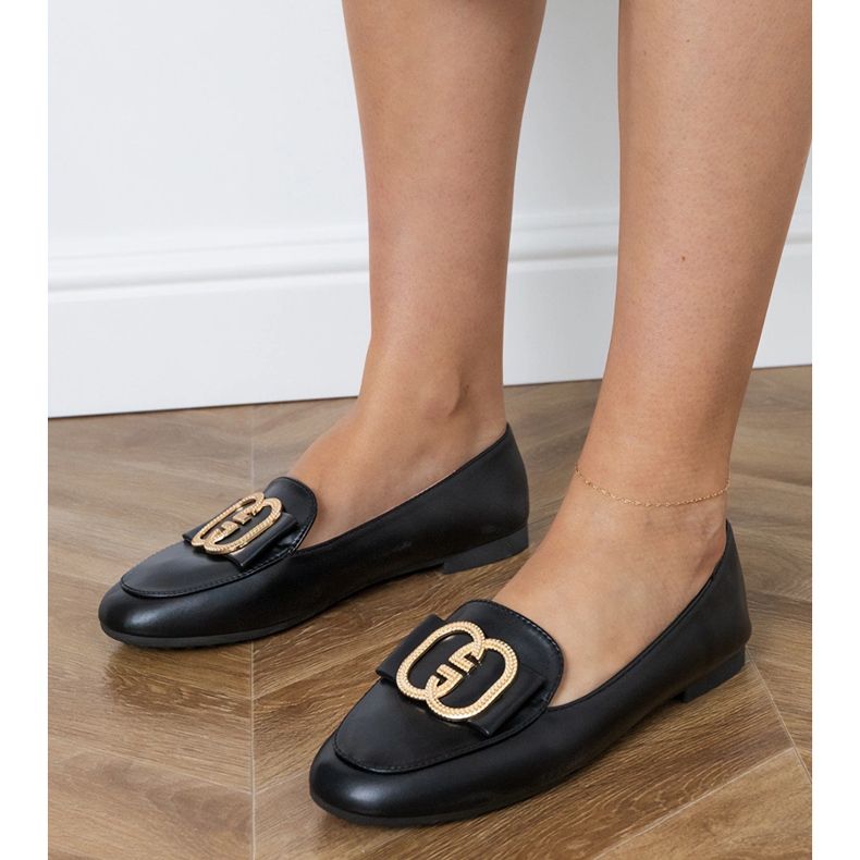 Czarne mokasyny damskie ze złotą ozdobą 1