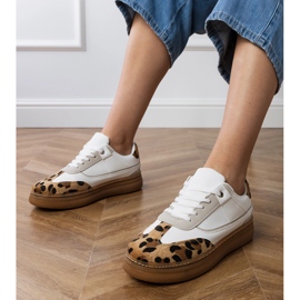 Białe sneakersy z panterkowym dodatkiem 1