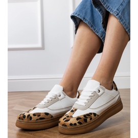 Białe sneakersy z panterkowym dodatkiem 4