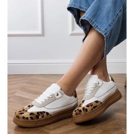 Białe sneakersy z panterkowym dodatkiem 2