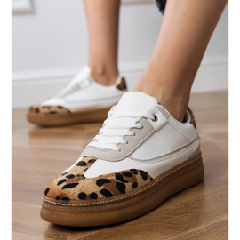 Białe sneakersy z panterkowym dodatkiem 3