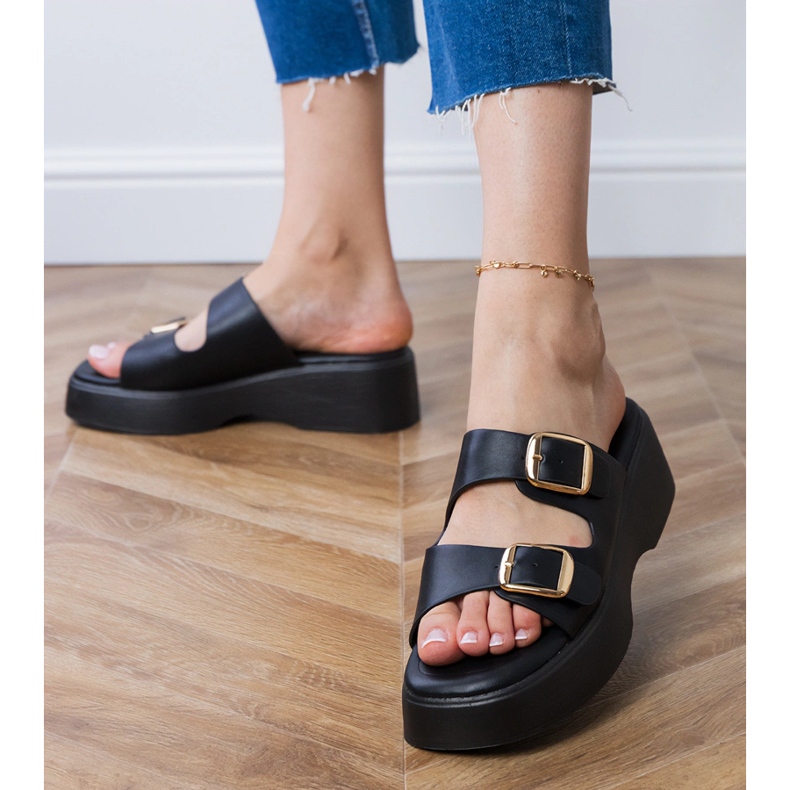 Czarne klapki z klamrami na paskach 1