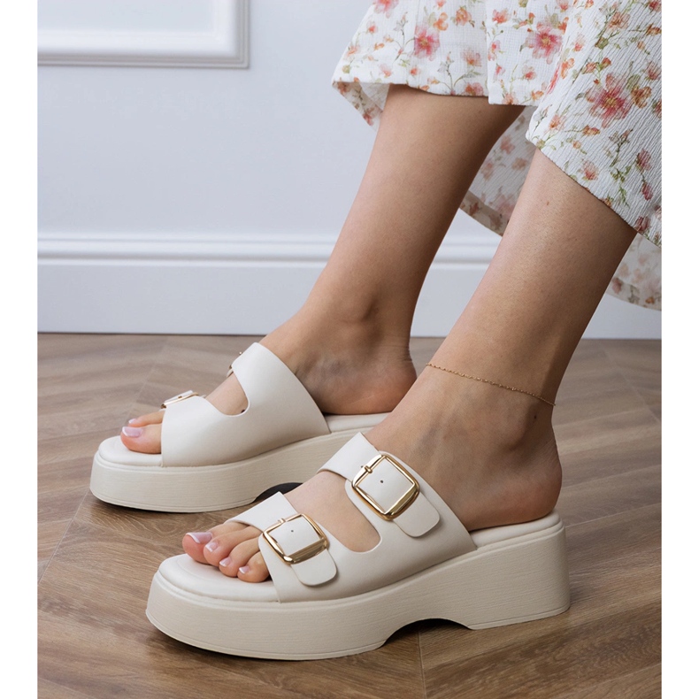 Białe klapki z klamrami na paskach 1