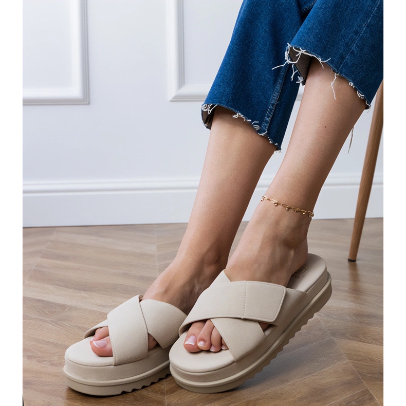 Beżowe klapki z paskami na platformie beżowy 2