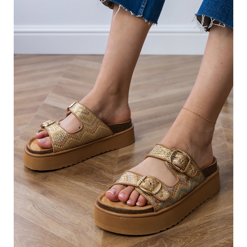 Złote klapki z klamrami na paskach złoty 1