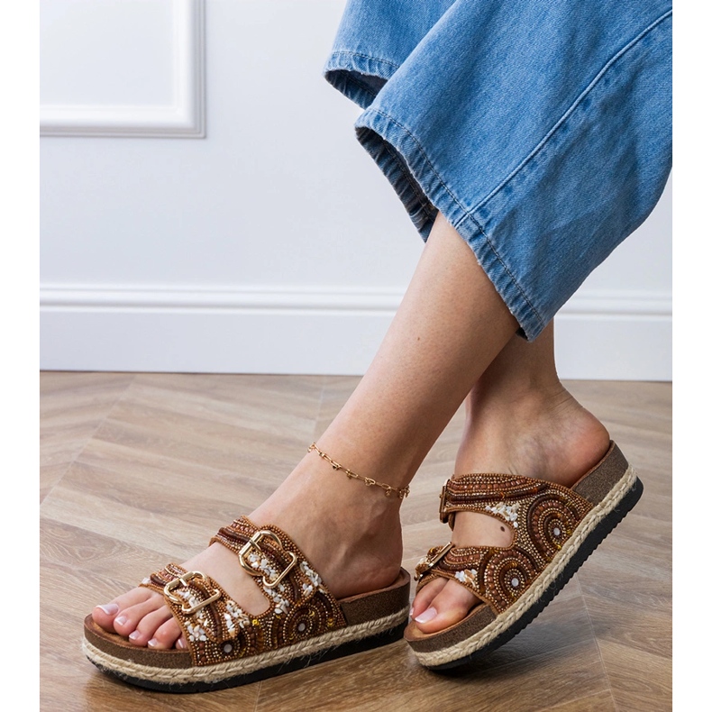 Brązowe klapki etniczne z klamrami na paskach 2