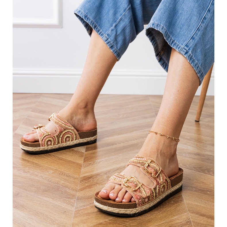 Różowe klapki etniczne z klamrami na paskach 1