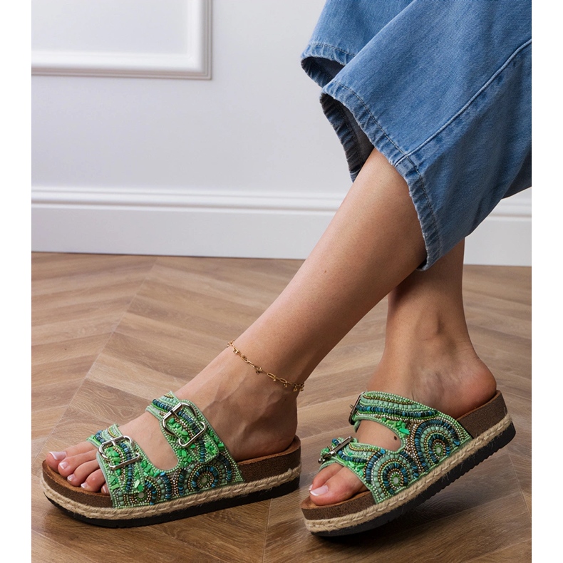 Zielone klapki etniczne z klamrami na paskach 2