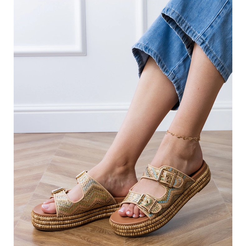 Złote klapki z klamrami na paskach złoty 2