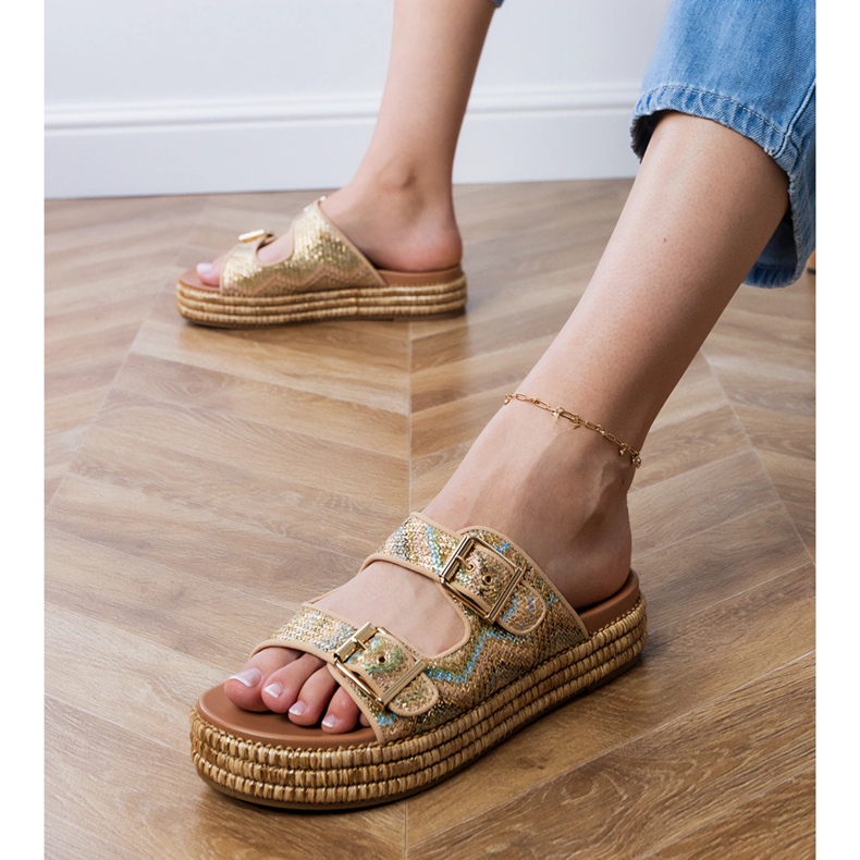 Złote klapki z klamrami na paskach złoty 1