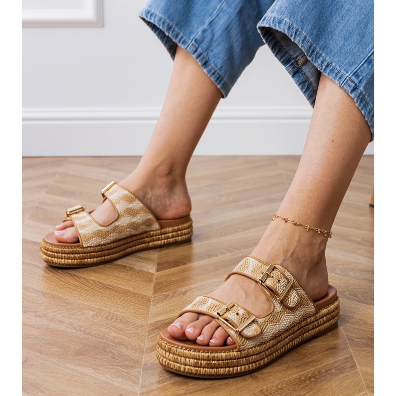 Beżowe klapki z klamrami na paskach beżowy 1