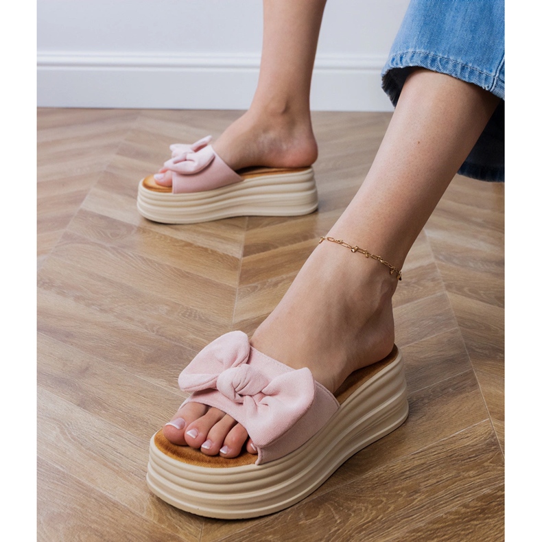 Różowe klapki na platformie z kokardką 2