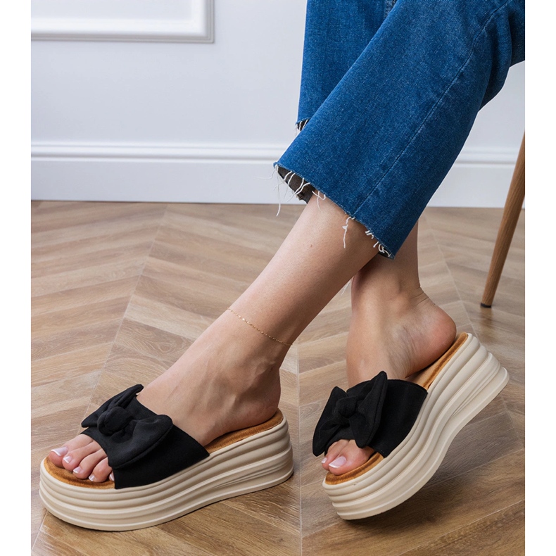 Czarne klapki na platformie z kokardką 2