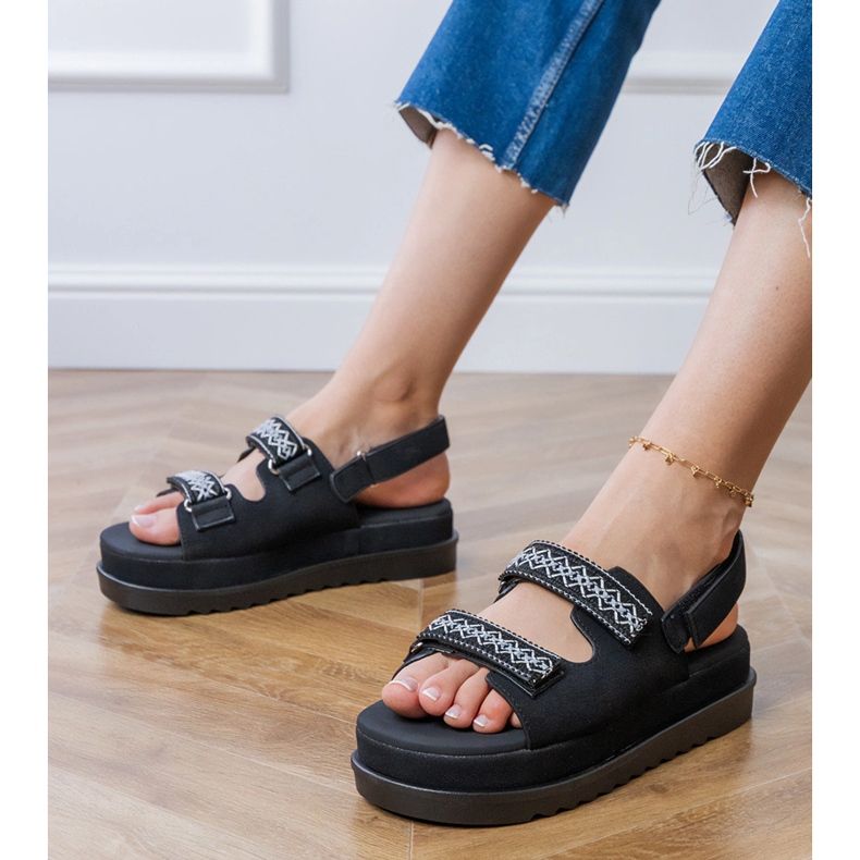 Czarne sandały z haftowanymi paskami na platformie 1