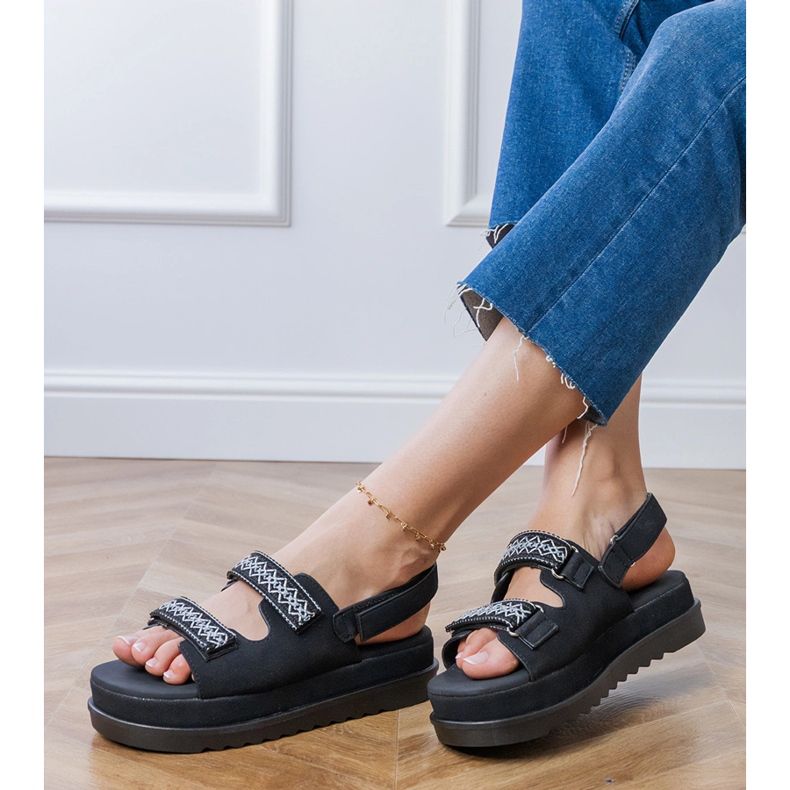 Czarne sandały z haftowanymi paskami na platformie 2