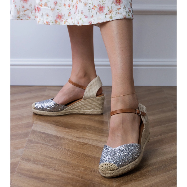 Srebrne sandały brokatowe na koturnie srebrny 1