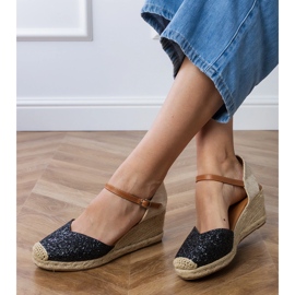 Czarne sandały brokatowe na koturnie 2