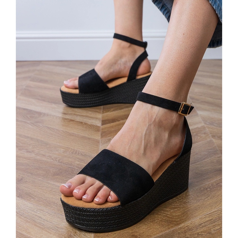 Czarne sandały na platformie z ekozamszu 2