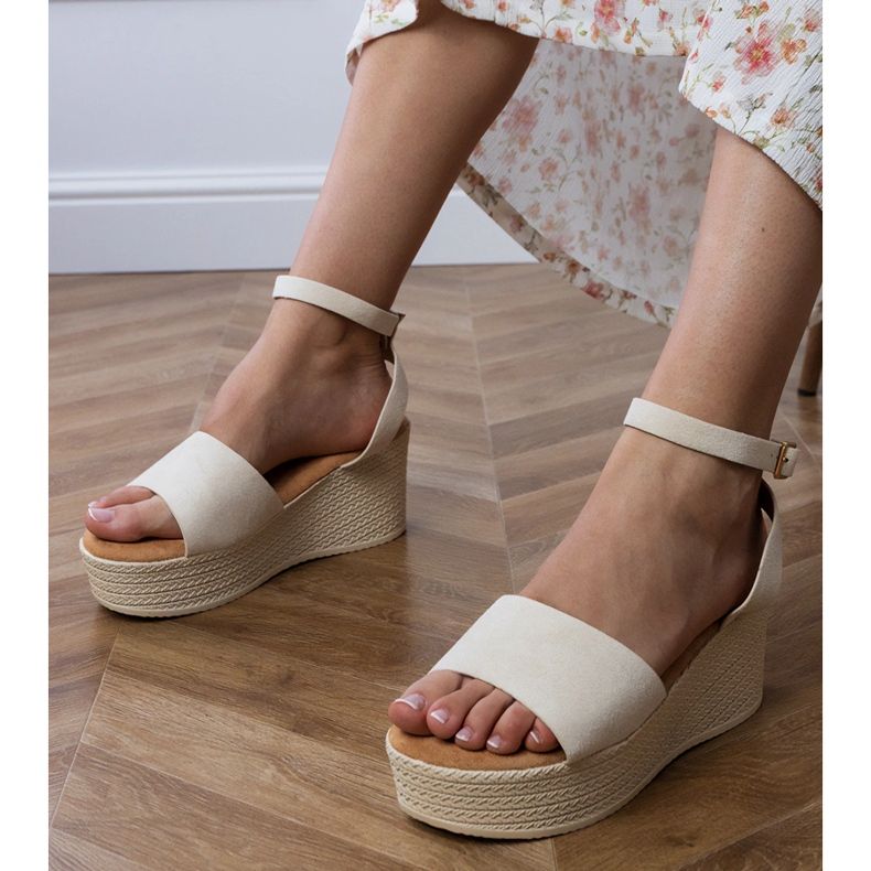 Beżowe sandały na platformie z ekozamszu beżowy 1