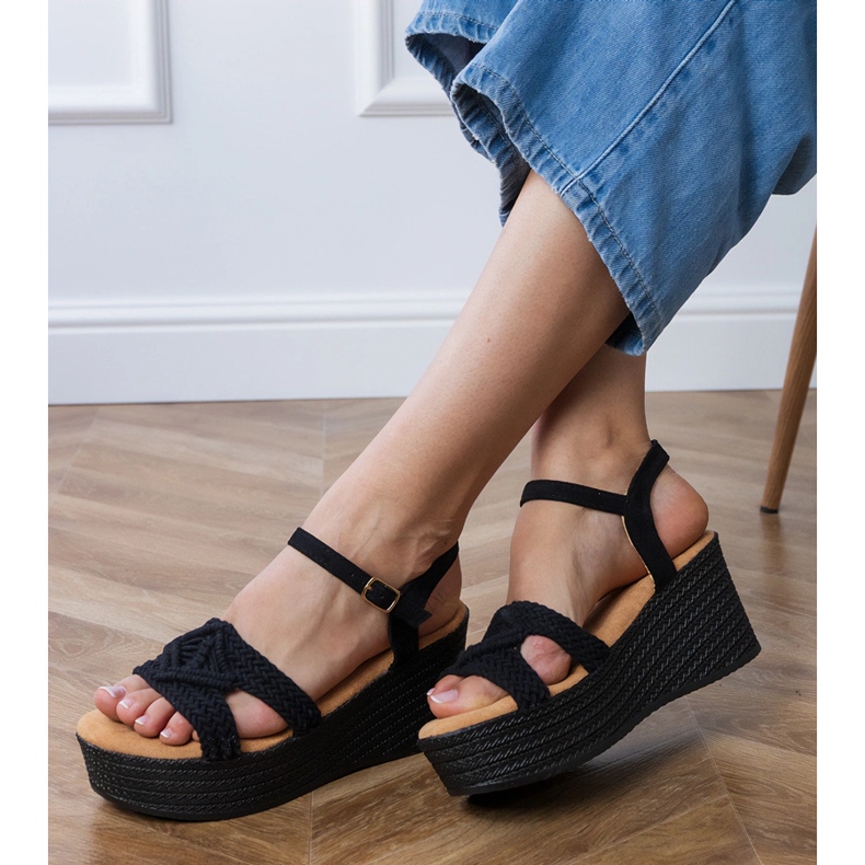 Czarne sandały na platformie z wiązanym paskiem 2